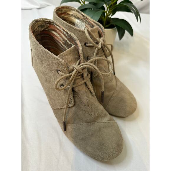 Toms Women's Suede Ankle Boots Taupe Wedge Heels Lace Up Size 6 - Picture 2 of 6
